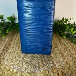 Louis Vuitton Blue epi leather, unisex passport holder/card hold/wallet.